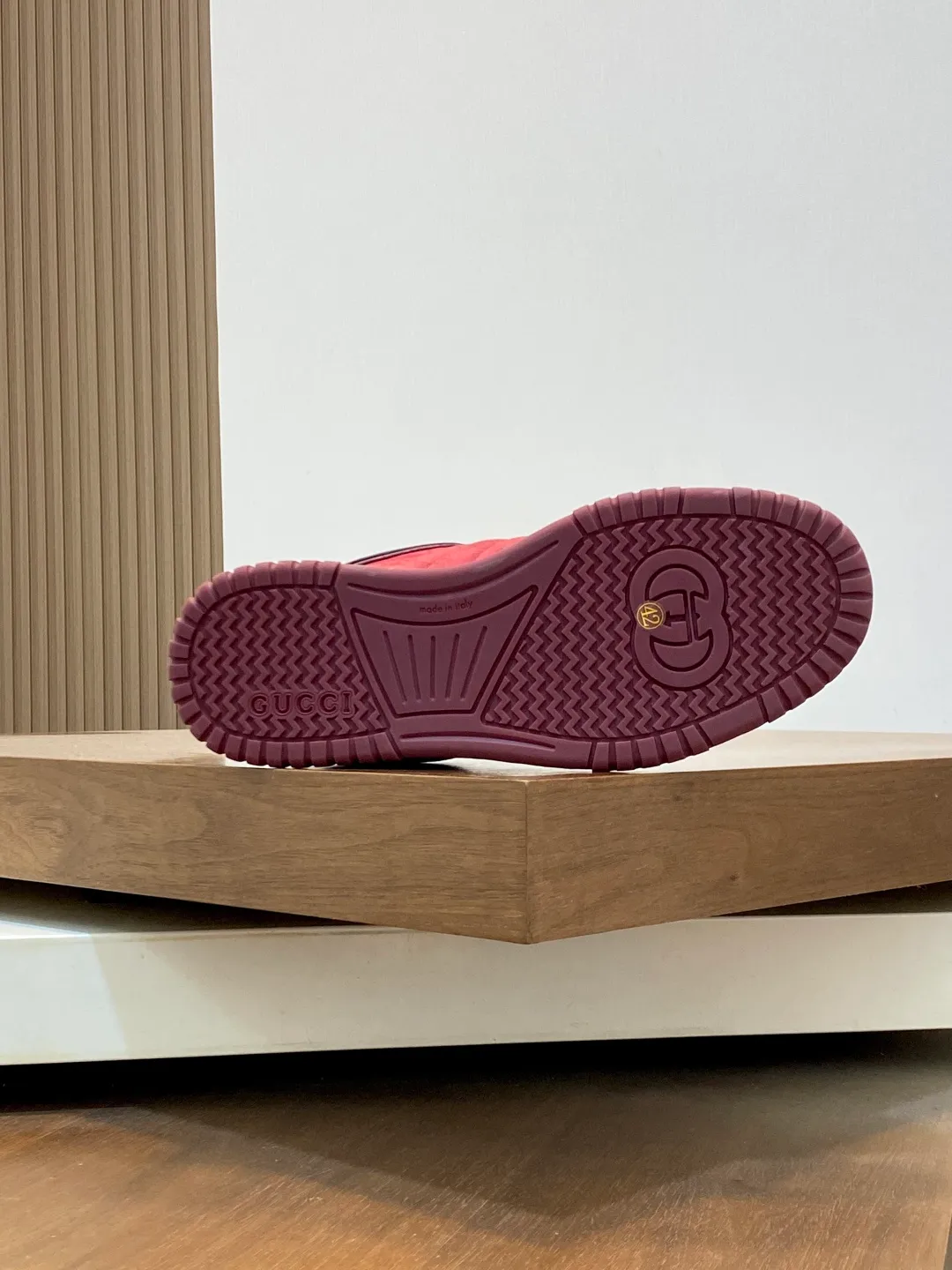 Men's Shoes 💰660 𝐆𝐮𝐜𝐜𝐢 𝐑𝐞-𝐖𝐞𝐛 As the first sneaker created by Sabato De Sarno for Gucci, the Re-Web series reinterprets the brand's classic stripes and sets off the modern silhouette design with bold and unique details. These shoes are crafted from white leather. This new sneaker is ingeniously decorated with many of the brand's classic details, and is equipped with a bright red and green webbing tongue, which will make people fall in love at first sight. White leather treated with a special process for softness and luster, with an embossed grainy texture. Script Gucci logo and interlocking G web label with Interlocking G and script Gucci logo. Rubber outsole with interlocking G detail eyelets. Web tongue. Size: 39-44 (customized for sizes 38 and 45)